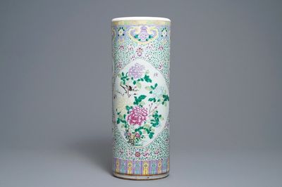 Un vase de forme cylindrique en porcelaine de Chine famille rose, 19ème