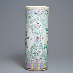 Un vase de forme cylindrique en porcelaine de Chine famille rose, 19ème — photo 2