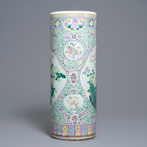 Un vase de forme cylindrique en porcelaine de Chine famille rose, 19ème — photo 4