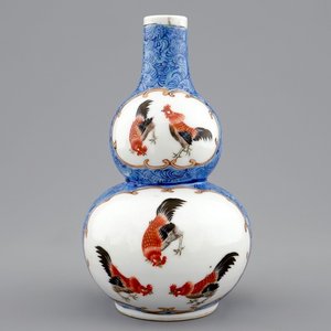 Un vase de forme double gourde aux coqs en porcelaine de Chine au fond bleu, 18/19ème — photo 1