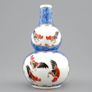 Un vase de forme double gourde aux coqs en porcelaine de Chine au fond bleu, 18/19ème — photo 4