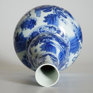 Un vase de forme double gourde avec lettrés en porcelaine de Chine bleu et blanc, époque Transition, Chongzhen — photo 12