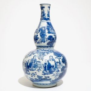 Un vase de forme double gourde avec lettrés en porcelaine de Chine bleu et blanc, époque Transition, Chongzhen — photo 1