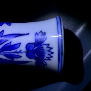 Un vase de forme double gourde avec lettrés en porcelaine de Chine bleu et blanc, époque Transition, Chongzhen — photo 13