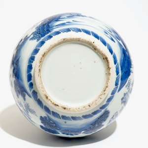 Un vase de forme double gourde avec lettrés en porcelaine de Chine bleu et blanc, époque Transition, Chongzhen — photo 5