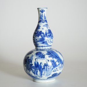 Un vase de forme double gourde avec lettrés en porcelaine de Chine bleu et blanc, époque Transition, Chongzhen — photo 7