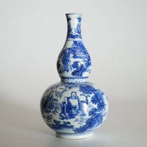 Un vase de forme double gourde avec lettrés en porcelaine de Chine bleu et blanc, époque Transition, Chongzhen — photo 9