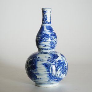 Un vase de forme double gourde avec lettrés en porcelaine de Chine bleu et blanc, époque Transition, Chongzhen — photo 10
