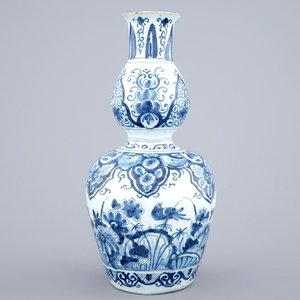 Un vase de forme double gourde en faïence de Delft, 17/18ème — photo 1