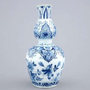 Un vase de forme double gourde en faïence de Delft, 17/18ème — photo 3
