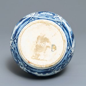 Un vase de forme double gourde en faïence de Delft bleu et blanc, début du 18ème — photo 5