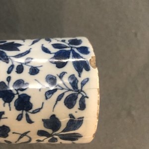 Un vase de forme double gourde en faïence de Delft bleu et blanc, début du 18ème — photo 8