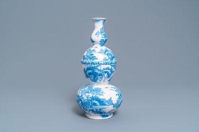 Un vase de forme double gourde en faïence de Delft en bleu et blanc à décor de chinoiserie, dernier quart du 17ème