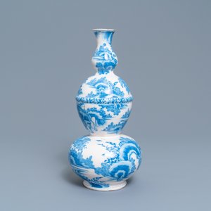 Un vase de forme double gourde en faïence de Delft en bleu et blanc à décor de chinoiserie, dernier quart du 17ème — photo 2