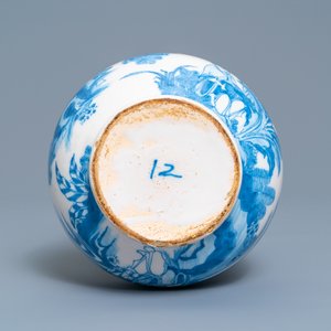 Un vase de forme double gourde en faïence de Delft en bleu et blanc à décor de chinoiserie, dernier quart du 17ème — photo 6