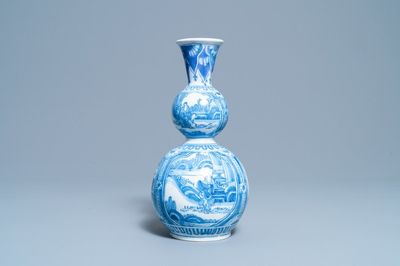 Un vase de forme double gourde en faïence de Delft en bleu et blanc à décor de chinoiserie, fin du 17ème