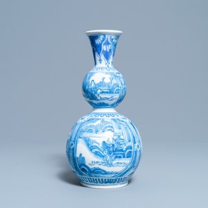 Un vase de forme double gourde en faïence de Delft en bleu et blanc à décor de chinoiserie, fin du 17ème — photo 1