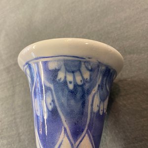 Un vase de forme double gourde en faïence de Delft en bleu et blanc à décor de chinoiserie, fin du 17ème — photo 9