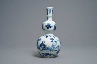 Un vase de forme double gourde en faïence de Delft en bleu et blanc à décor de chinoiserie, début du 18ème
