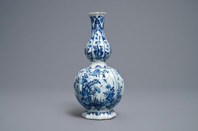 Un vase de forme double gourde en faïence de Delft en bleu et blanc, début du 18ème
