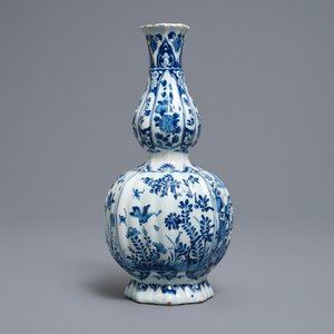 Un vase de forme double gourde en faïence de Delft en bleu et blanc, début du 18ème — photo 2
