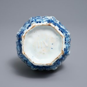 Un vase de forme double gourde en faïence de Delft en bleu et blanc, début du 18ème — photo 6