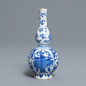 Un vase de forme double gourde en faïence de Delft en bleu et blanc, fin du 17ème — photo 2