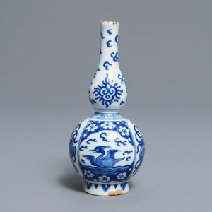 Un vase de forme double gourde en faïence de Delft en bleu et blanc, fin du 17ème — photo 3