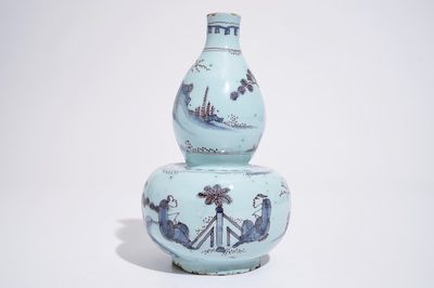 Un vase de forme double gourde en faïence de Delft en bleu et manganèse, fin du 17ème
