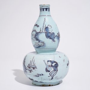 Un vase de forme double gourde en faïence de Delft en bleu et manganèse, fin du 17ème — photo 3