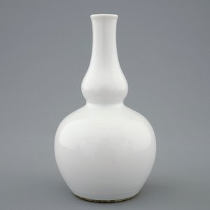 Un vase de forme double gourde en porcelaine blanc de Chine, Kangxi/Yongzhen — photo 4