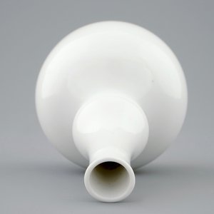 Un vase de forme double gourde en porcelaine blanc de Chine, Kangxi/Yongzhen — photo 5