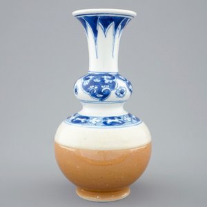Un vase de forme double gourde en porcelaine de Chine bleu, blanc et café au lait, anc. coll. Auguste le Fort, Kangxi — photo 3