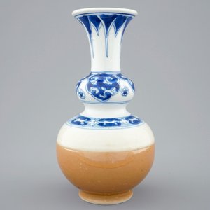 Un vase de forme double gourde en porcelaine de Chine bleu, blanc et café au lait, anc. coll. Auguste le Fort, Kangxi — photo 4