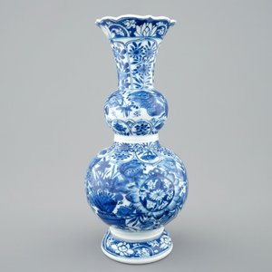 Un vase de forme double gourde en porcelaine de Chine bleu et blanc aux papillons, Kangxi — photo 1