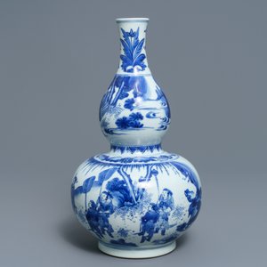 Un vase de forme double gourde en porcelaine de Chine bleu et blanc, époque Transition — photo 4