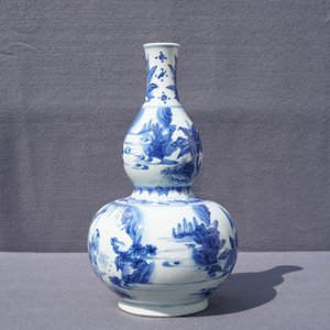 Un vase de forme double gourde en porcelaine de Chine bleu et blanc, époque Transition — photo 8