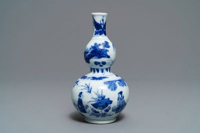 Un vase de forme double gourde en porcelaine de Chine bleu et blanc, époque Transition