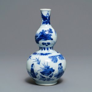 Un vase de forme double gourde en porcelaine de Chine bleu et blanc, époque Transition — photo 1