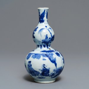 Un vase de forme double gourde en porcelaine de Chine bleu et blanc, époque Transition — photo 2