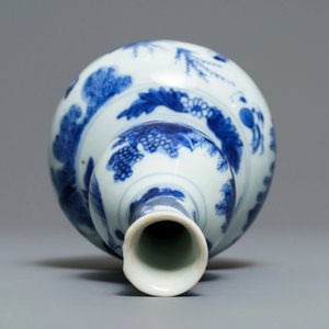 Un vase de forme double gourde en porcelaine de Chine bleu et blanc, époque Transition — photo 6