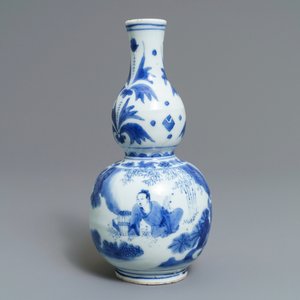 Un vase de forme double gourde en porcelaine de Chine bleu et blanc, époque Transition — photo 2