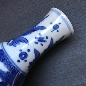 Un vase de forme double gourde en porcelaine de Chine bleu et blanc, époque Transition — photo 12