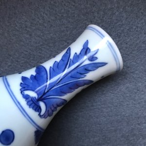 Un vase de forme double gourde en porcelaine de Chine bleu et blanc, époque Transition — photo 13