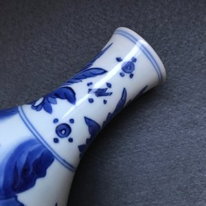 Un vase de forme double gourde en porcelaine de Chine bleu et blanc, époque Transition — photo 14