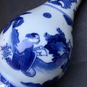 Un vase de forme double gourde en porcelaine de Chine bleu et blanc, époque Transition — photo 16