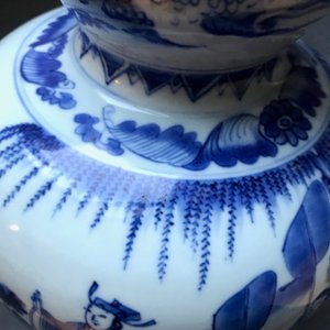 Un vase de forme double gourde en porcelaine de Chine bleu et blanc, époque Transition — photo 19