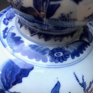 Un vase de forme double gourde en porcelaine de Chine bleu et blanc, époque Transition — photo 21