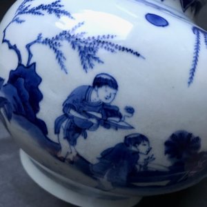 Un vase de forme double gourde en porcelaine de Chine bleu et blanc, époque Transition — photo 23