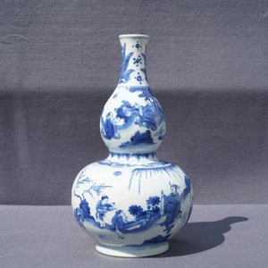 Un vase de forme double gourde en porcelaine de Chine bleu et blanc, époque Transition — photo 7
